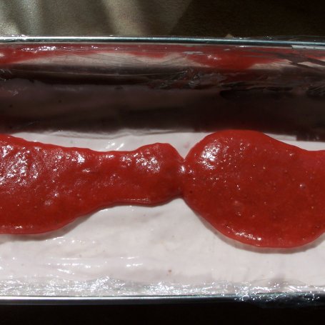 Krok 13 - Kolejna propozycja z truskawkami, czyli keksówkowy sernik:) foto