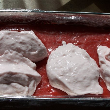 Krok 14 - Kolejna propozycja z truskawkami, czyli keksówkowy sernik:) foto