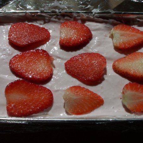 Krok 15 - Kolejna propozycja z truskawkami, czyli keksówkowy sernik:) foto