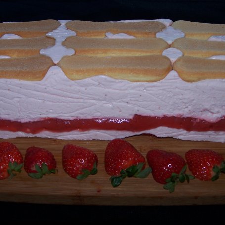 Krok 16 - Kolejna propozycja z truskawkami, czyli keksówkowy sernik:) foto