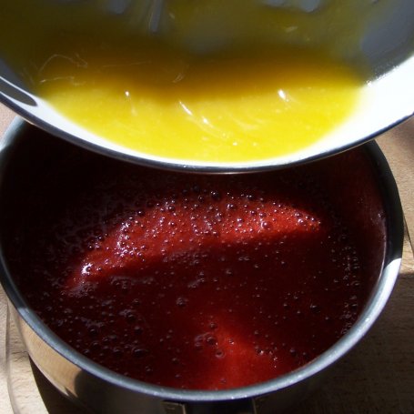 Krok 4 - Kolejna propozycja z truskawkami, czyli keksówkowy sernik:) foto