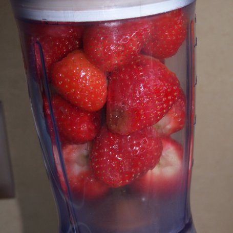 Krok 5 - Kolejna propozycja z truskawkami, czyli keksówkowy sernik:) foto