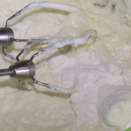 Krok 6 - Kolejna propozycja z truskawkami, czyli keksówkowy sernik:) foto