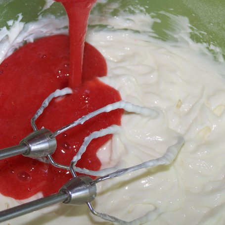 Krok 7 - Kolejna propozycja z truskawkami, czyli keksówkowy sernik:) foto