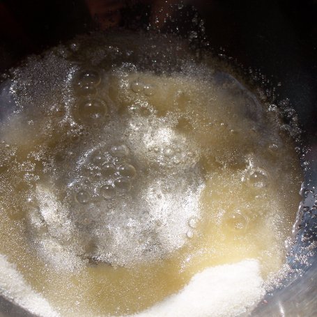 Krok 8 - Kolejna propozycja z truskawkami, czyli keksówkowy sernik:) foto