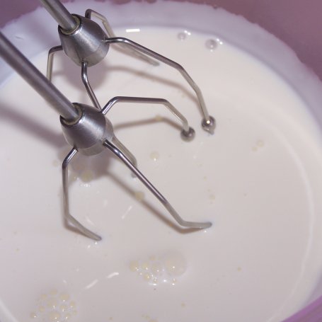 Krok 9 - Kolejna propozycja z truskawkami, czyli keksówkowy sernik:) foto