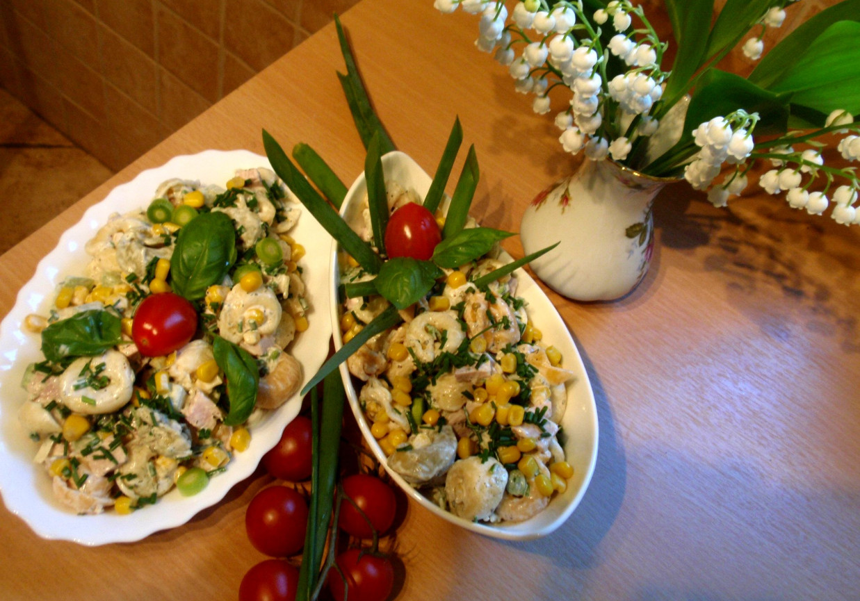 Kolejna sałatka  na  kolację  tortellini  ,szynka i zielony ogórek foto