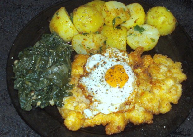 Fotografia przedstawiająca kolet z piersi z jajkiem,szpinakiem,ziemniakami na obiad...
