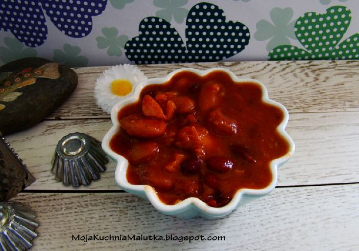 Kolorowa fasola w pomidorach foto