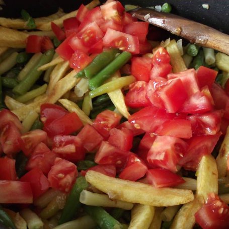 Krok 6 - Kolorowa fasolka szparagowa z pomidorkami i smażonymi ziemniakami foto