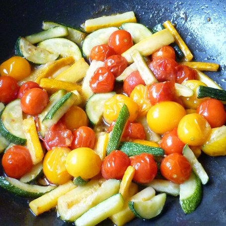 Krok 3 - Kolorowa fasolka z kalarepą i pomidorami  foto