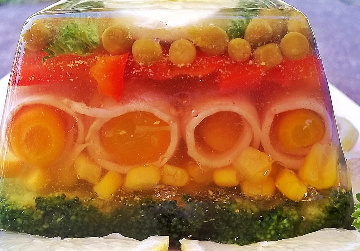 Kolorowa galareta z szynką i warzywami foto