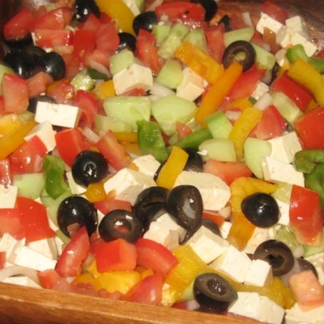 Krok 3 - Kolorowa grecka sałatka z czarnymi oliwkami foto
