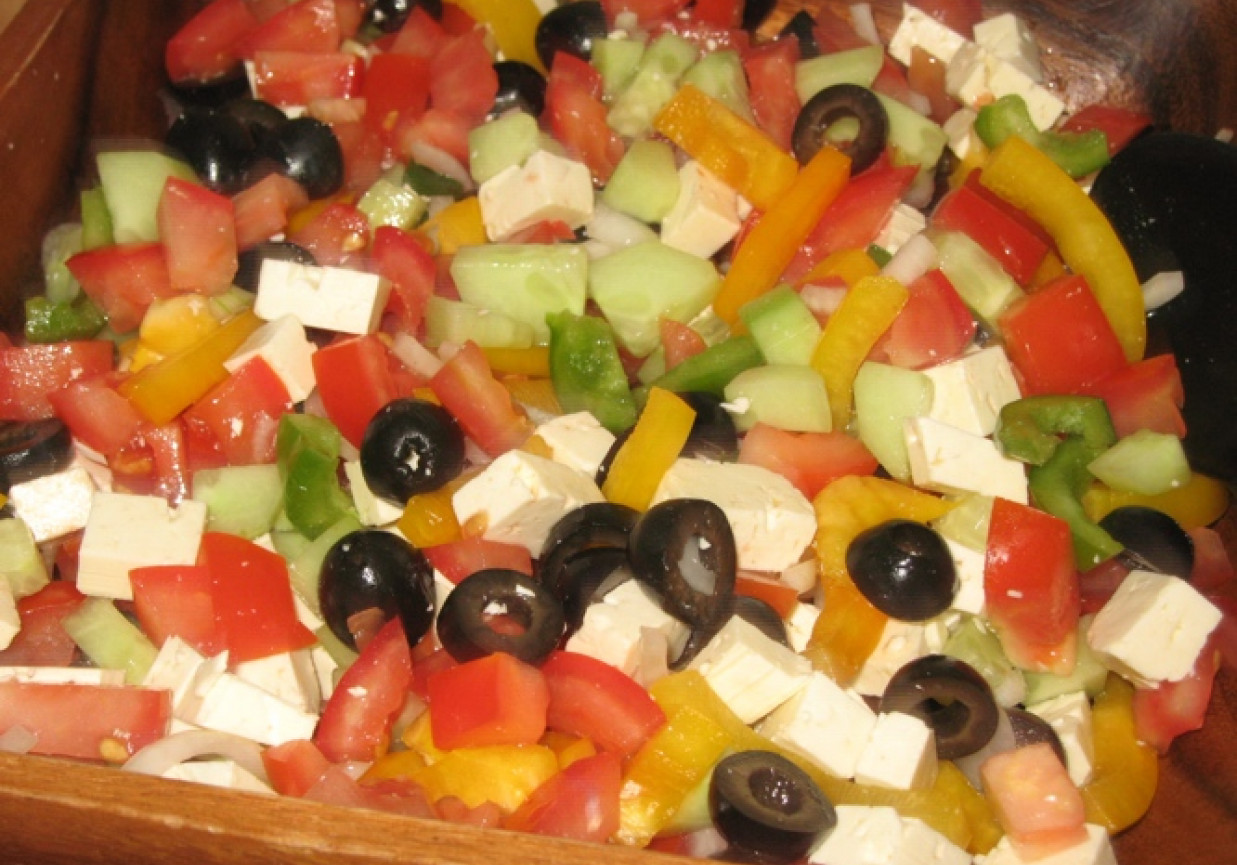 Kolorowa grecka sałatka z czarnymi oliwkami foto