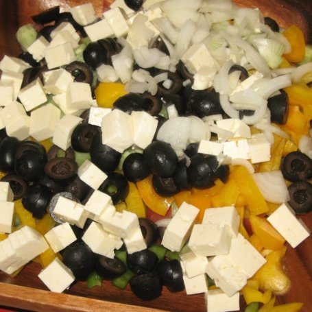 Krok 2 - Kolorowa grecka sałatka z czarnymi oliwkami foto
