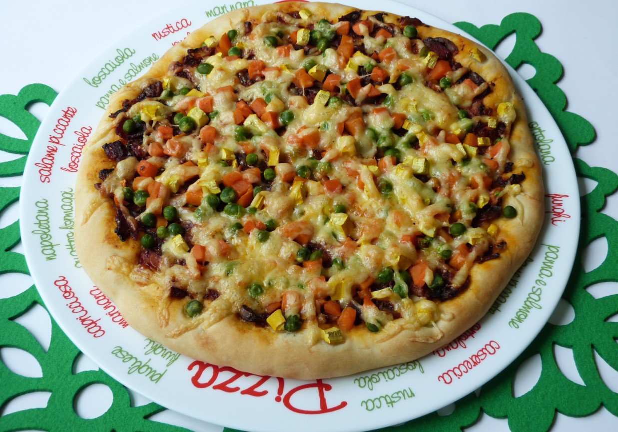 Kolorowa pizza z groszkiem foto