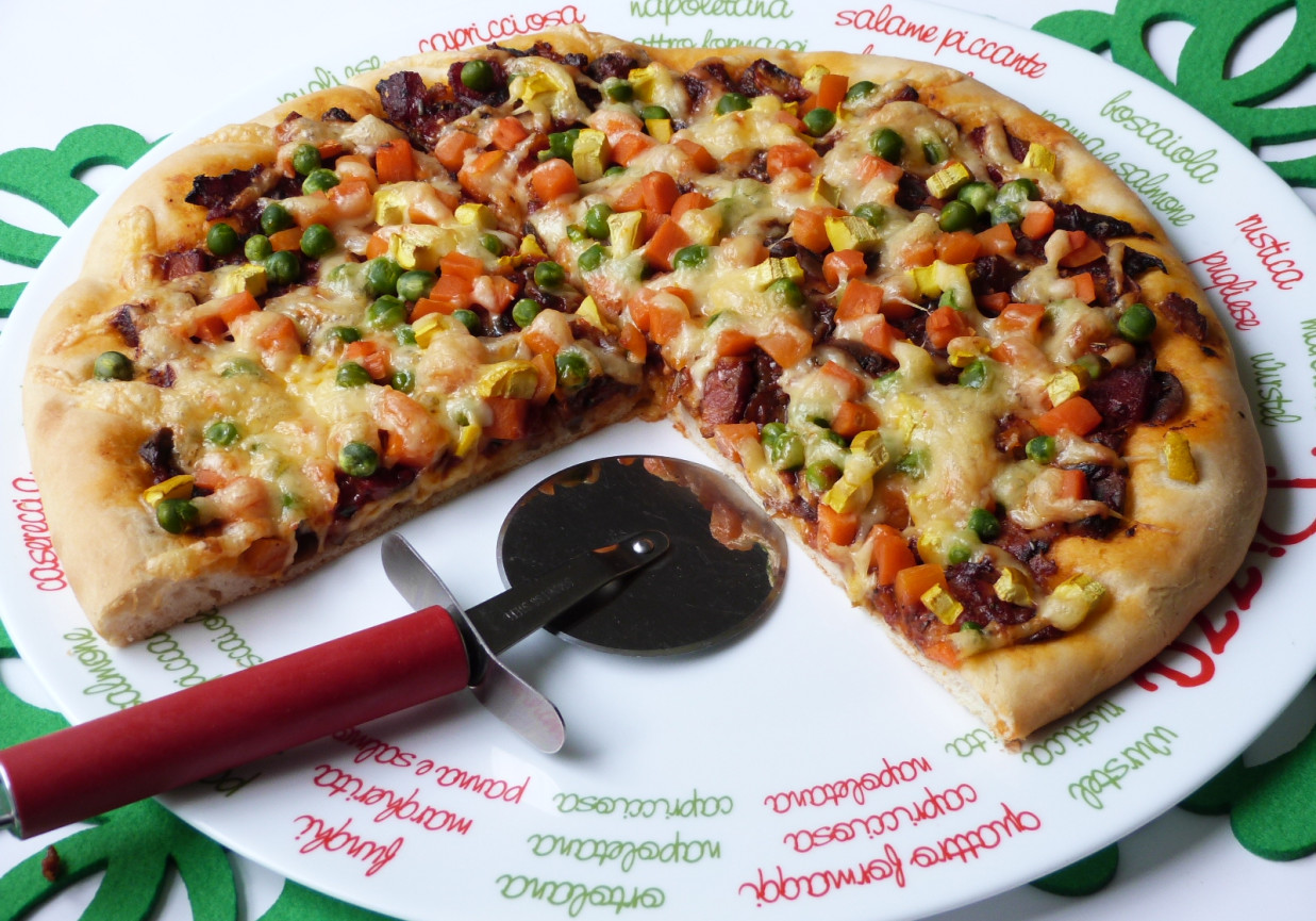 Kolorowa pizza z groszkiem foto