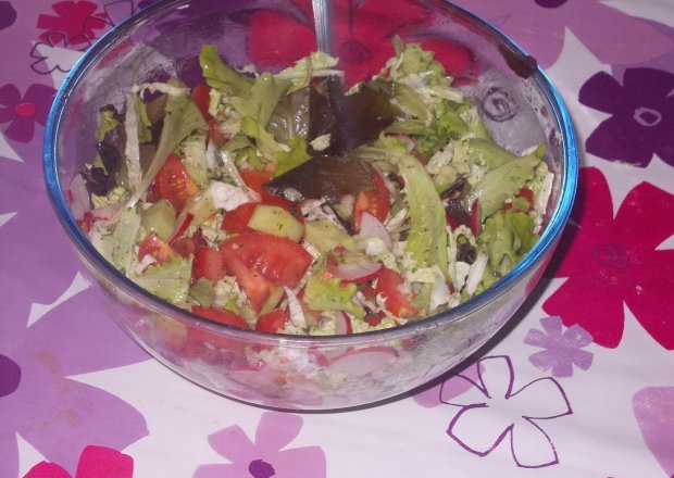 Fotografia przedstawiająca Kolorowa sałata do obiadu