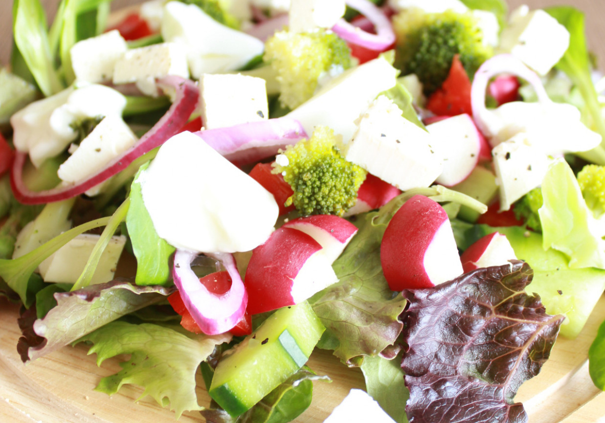 Kolorowa sałatka do grilla foto