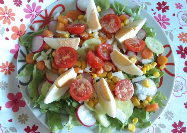 Fotografia przedstawiająca Kolorowa sałatka na letni obiad