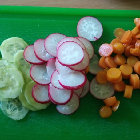 Krok 2 - Kolorowa sałatka na letni obiad foto