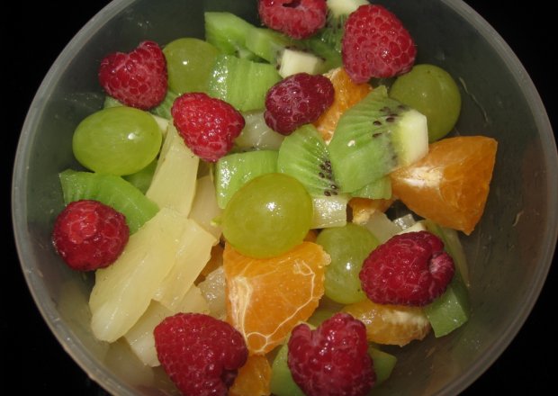 Fotografia przedstawiająca Kolorowa sałatka owocowa
