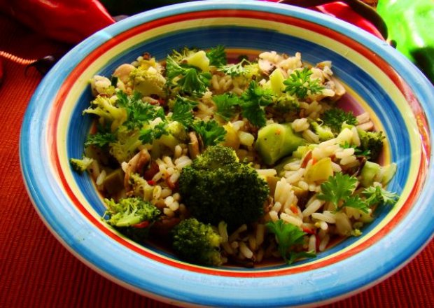 Fotografia przedstawiająca Kolorowa sałatka ryżowa z brokułami