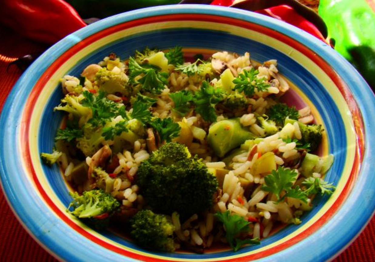 Kolorowa sałatka ryżowa z brokułami foto