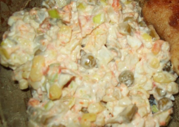 Fotografia przedstawiająca Kolorowa sałatka warzywna