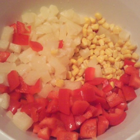 Krok 1 - Kolorowa sałatka z ananasem i kurczakiem foto