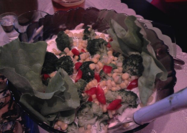 Fotografia przedstawiająca Kolorowa salatka z brokułem