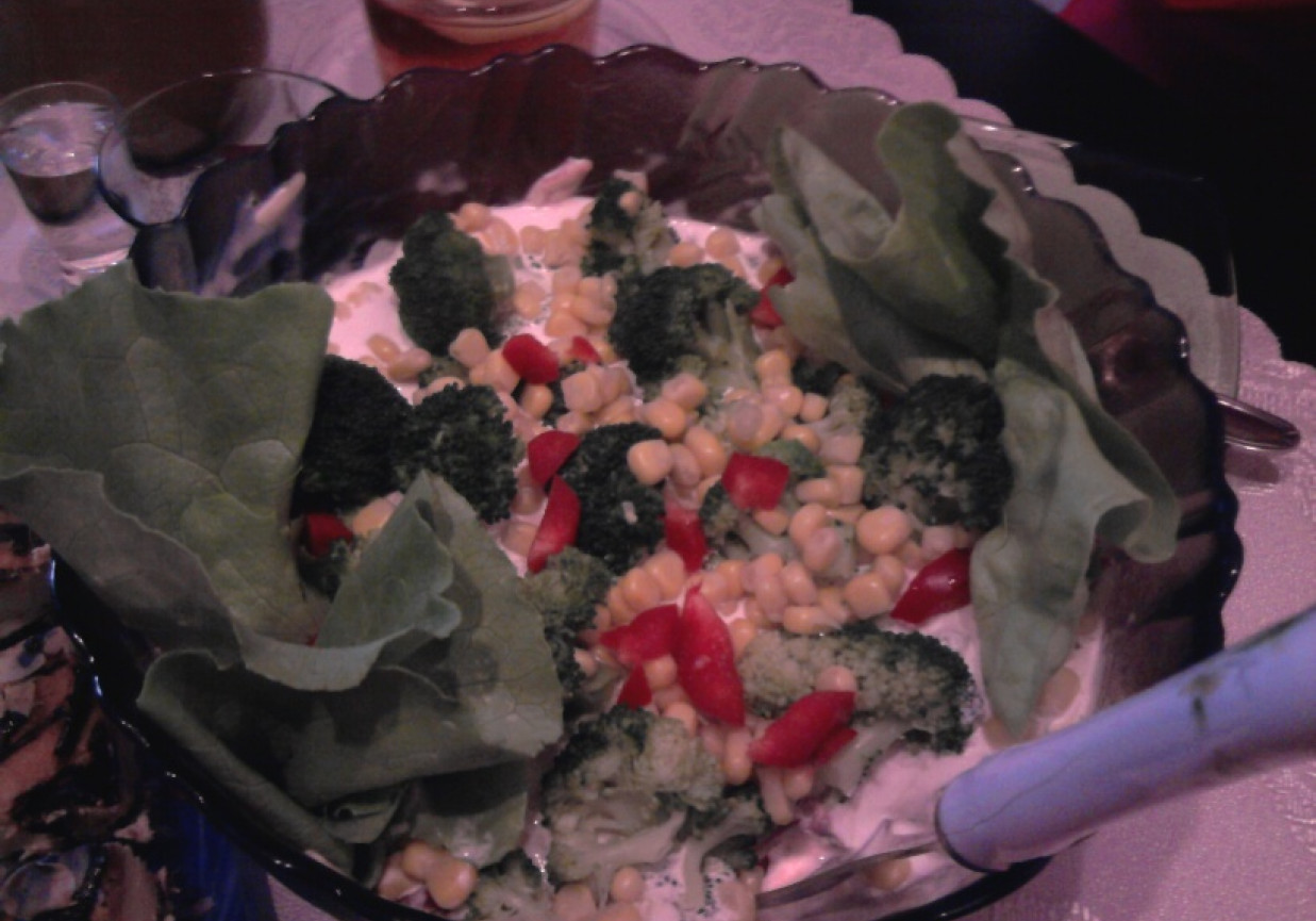 Kolorowa salatka z brokułem foto