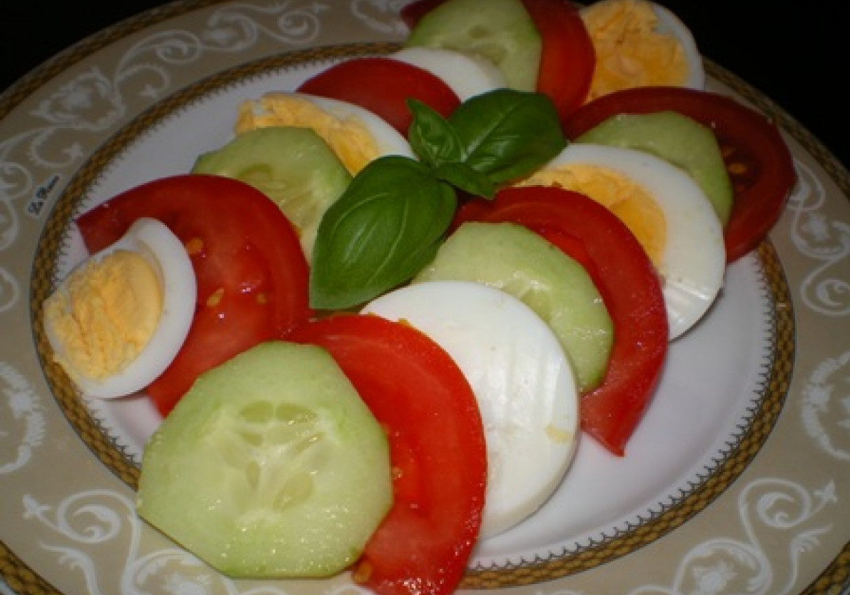Kolorowa sałatka z jajek i warzyw foto