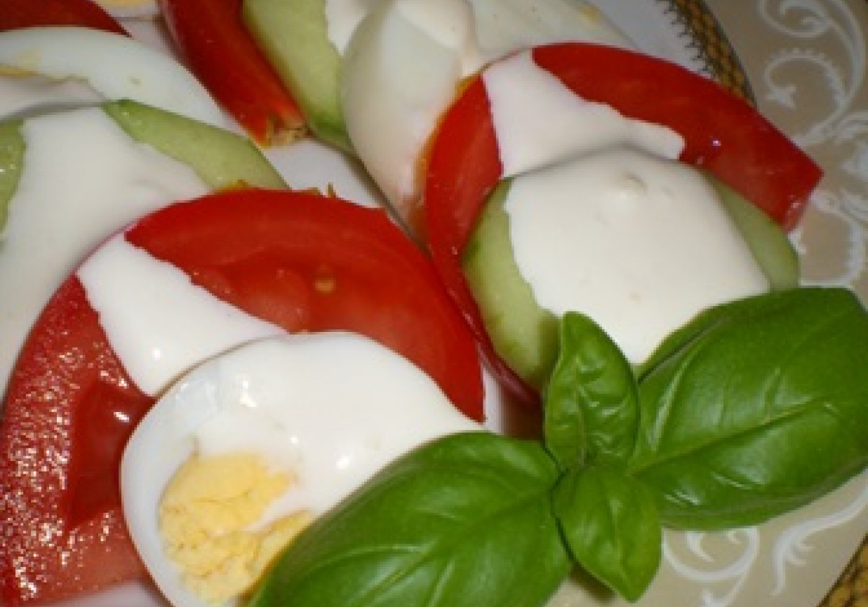 Kolorowa sałatka z jajek i warzyw foto