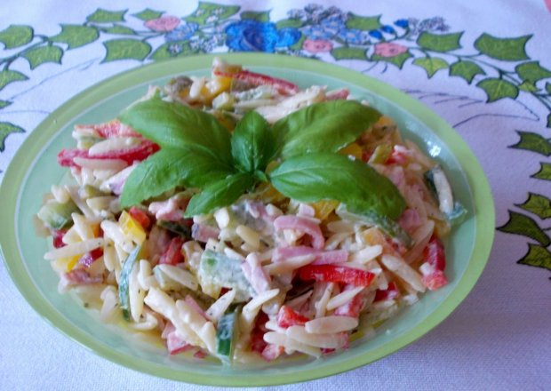 Fotografia przedstawiająca Kolorowa sałatka z makaronu ryżowego, papryki i szynki.