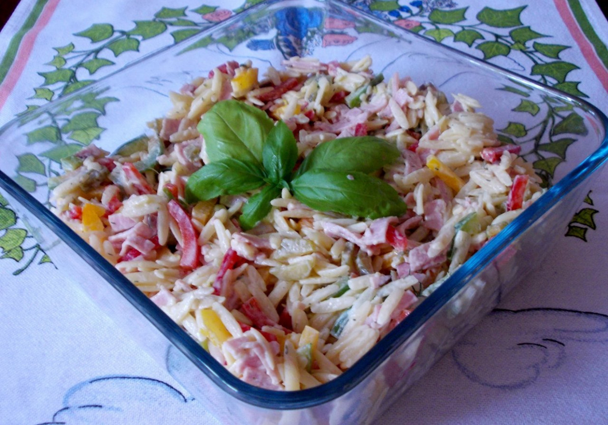 Kolorowa sałatka z makaronu ryżowego, papryki i szynki. foto