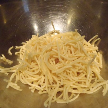 Krok 2 - Kolorowa sałatka z makronem spagetti foto