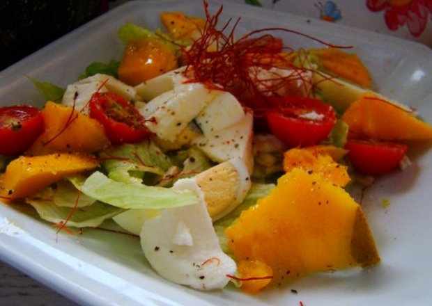 Fotografia przedstawiająca Kolorowa sałatka z mango i  jajkiem