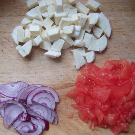 Krok 2 - Kolorowa sałatka z mozzarellą i kukurydzą foto