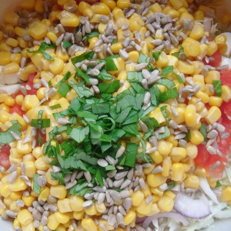 Krok 3 - Kolorowa sałatka z mozzarellą i kukurydzą foto