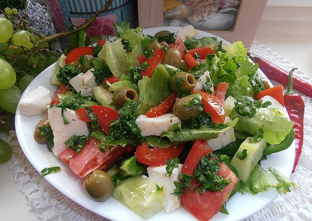 Fotografia przedstawiająca Kolorowa sałatka z mozzarellą i oliwkami