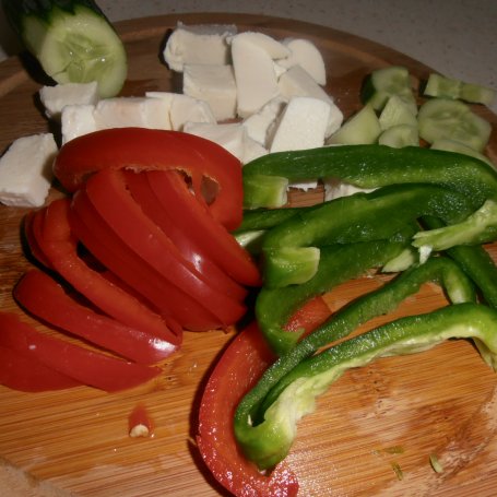 Krok 2 - Kolorowa sałatka z mozzarellą i oliwkami foto