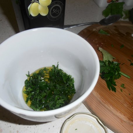 Krok 3 - Kolorowa sałatka z mozzarellą i oliwkami foto