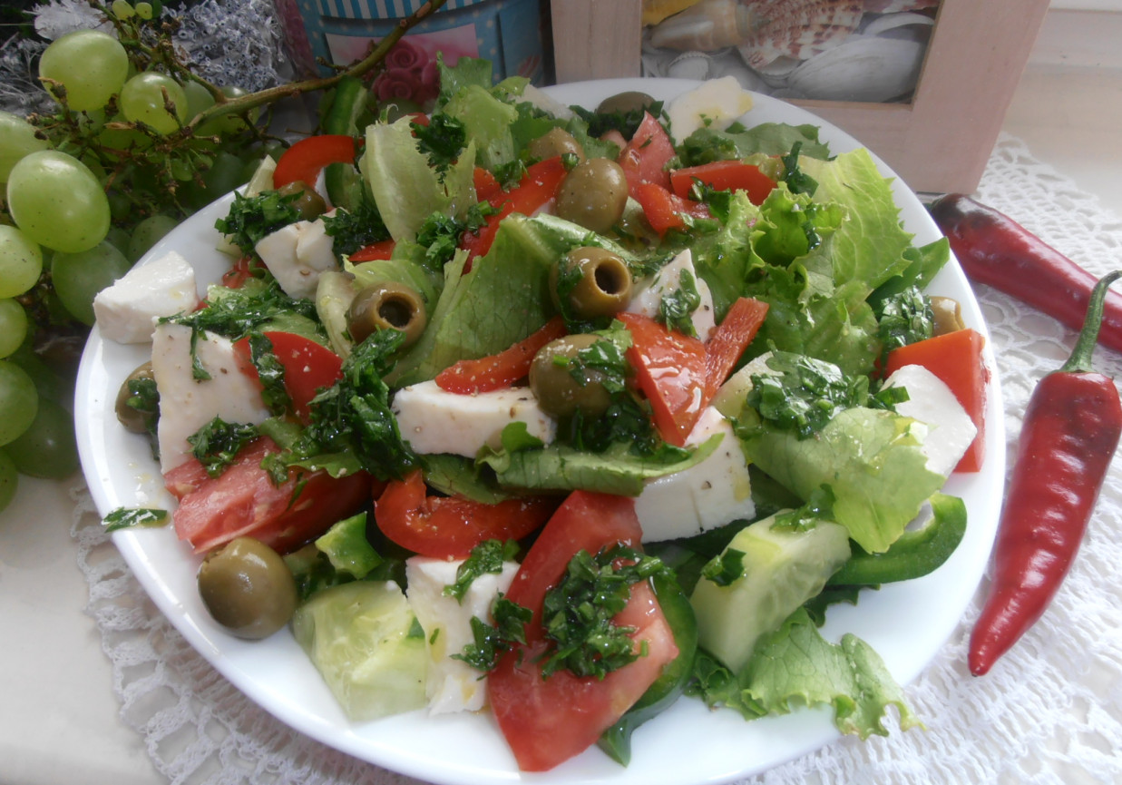 Kolorowa sałatka z mozzarellą i oliwkami foto