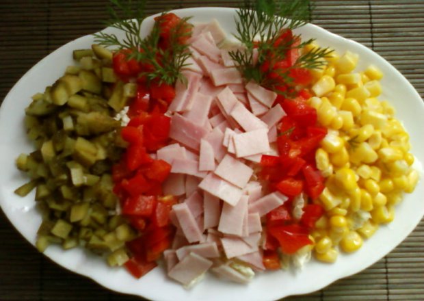 Fotografia przedstawiająca Kolorowa sałatka z szynką