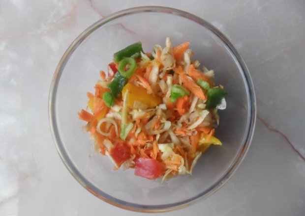 Fotografia przedstawiająca Kolorowa surówka z papryki i marchewki