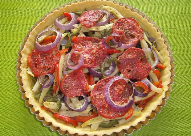Fotografia przedstawiająca Kolorowa tarta z fasolką szparagową
