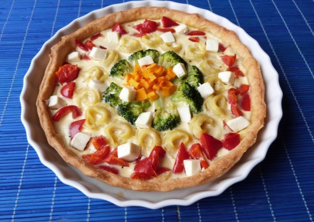 Fotografia przedstawiająca Kolorowa tarta z warzywami