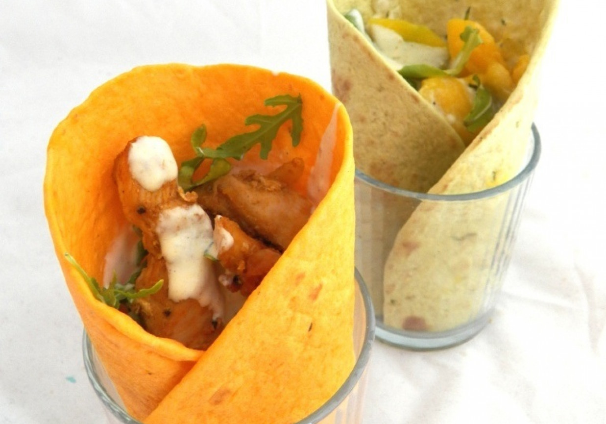 Kolorowa tortilla z mango foto