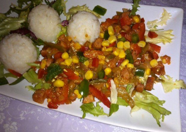 Fotografia przedstawiająca Kolorowa - wiosenna potrawka z ryżem